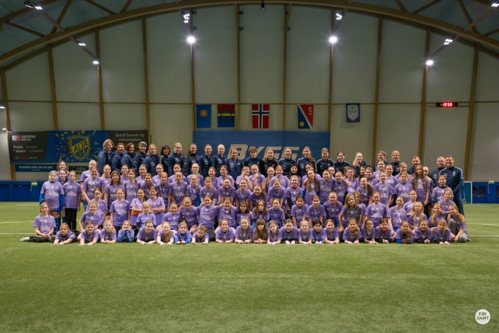 Over 200 unge fotballjenter var samlet i Finnmarkshallen første helga i desember. Alta IFs damelag arrangerte Jentefotballdagene. Foto: Cecilia Emilie Johansen, Frikant